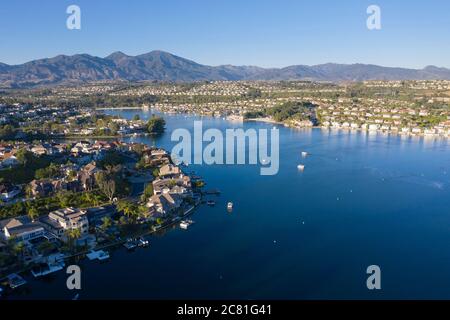 Vista aerea del lago Mission Viejo con Santiago Peak in lontananza, nella periferia di Orange County, California Foto Stock