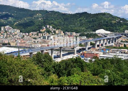 GENOVA, ITALIA, LUGLIO 20 prove di collaudo e di carico del nuovo ponte di genova con autocarri e carrelli radiocomandati luglio 20 2020 Genova Italia Foto Stock