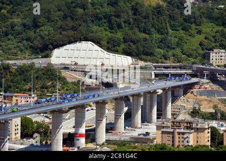 GENOVA, ITALIA, LUGLIO 20 prove di collaudo e di carico del nuovo ponte di genova con autocarri e carrelli radiocomandati luglio 20 2020 Genova Italia Foto Stock