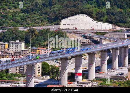 GENOVA, ITALIA, LUGLIO 20 prove di collaudo e di carico del nuovo ponte di genova con autocarri e carrelli radiocomandati luglio 20 2020 Genova Italia Foto Stock