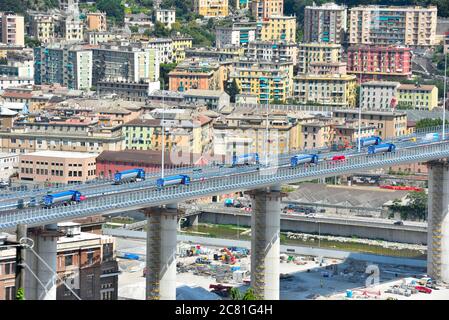 GENOVA, ITALIA, LUGLIO 20 prove di collaudo e di carico del nuovo ponte di genova con autocarri e carrelli radiocomandati luglio 20 2020 Genova Italia Foto Stock