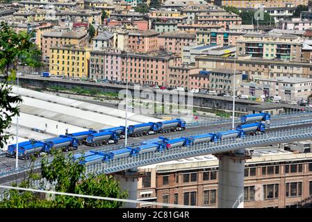 GENOVA, ITALIA, LUGLIO 20 prove di collaudo e di carico del nuovo ponte di genova con autocarri e carrelli radiocomandati luglio 20 2020 Genova Italia Foto Stock