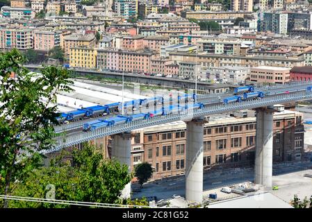 GENOVA, ITALIA, LUGLIO 20 prove di collaudo e di carico del nuovo ponte di genova con autocarri e carrelli radiocomandati luglio 20 2020 Genova Italia Foto Stock