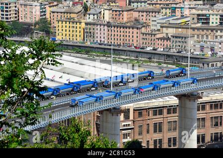 GENOVA, ITALIA, LUGLIO 20 prove di collaudo e di carico del nuovo ponte di genova con autocarri e carrelli radiocomandati luglio 20 2020 Genova Italia Foto Stock