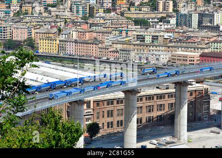 GENOVA, ITALIA, LUGLIO 20 prove di collaudo e di carico del nuovo ponte di genova con autocarri e carrelli radiocomandati luglio 20 2020 Genova Italia Foto Stock