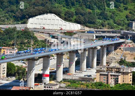 GENOVA, ITALIA, LUGLIO 20 prove di collaudo e di carico del nuovo ponte di genova con autocarri e carrelli radiocomandati luglio 20 2020 Genova Italia Foto Stock