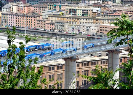 Prove di collaudo e di carico del nuovo ponte di genova con camion e carrello radiocontrollato Genova Italia Foto Stock