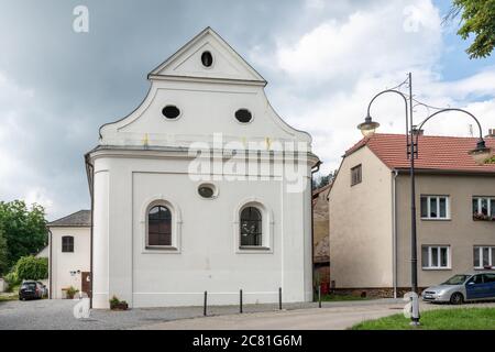 Ex sinagoga nel quartiere ebraico della città di Lomnice (Moravia meridionale). Costruito nel 1794, attualmente utilizzato come spazio culturale comunale per eventi. Foto Stock