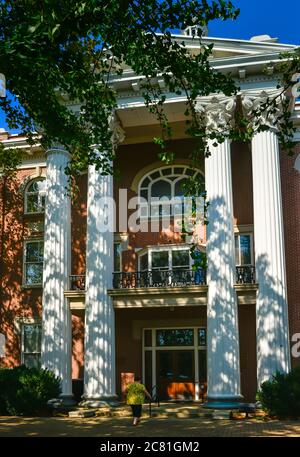 La donna si avvicina al palazzo del tribunale della contea di Rutherford sulla piazza pubblica di Murfreesboro, TN, USA Foto Stock