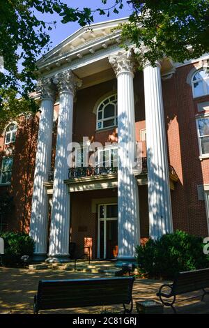 L'imponente entrata del tribunale della contea di Rutherford sulla piazza pubblica di Murfreesboro, TN, USA Foto Stock