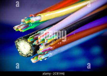 Bentin, Germania. 15 luglio 2020. Un cavo in fibra ottica con 144 fibre è in fase di preparazione per la posa in uno dei siti di costruzione per l'espansione di Internet a banda larga. La società WEMACOM sta attualmente mettendo a disposizione connessioni in fibra ottica nel distretto di Meclemburgo Nord-Ovest. Finora, circa il 50% della lunghezza totale del percorso di circa 1,000 chilometri è stato installato. Finora sono state predisposte circa 5,500 connessioni interne per il collegamento alla rete a fibra ottica veloce. Credit: Jens Büttner/dpa-Zentralbild/ZB/dpa/Alamy Live News Foto Stock