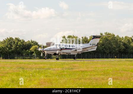 Beech B200 Super King Air M-SPOR atterrando all'aeroporto di Southend, Essex, Regno Unito. Piano leggero a doppio motore che sta per toccare la pista Foto Stock