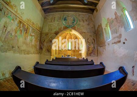 Interno della famosa chiesa cattolica romana della Santissima Trinità, a Velemér, Ungheria. I murales unici dipinti alla fine del 14 ° secolo. Foto Stock