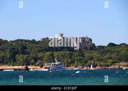 Barca da piacere che passa di fronte al Magdalena Palace Santander Cantabria Spagna Foto Stock