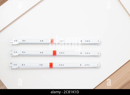 Guide a rulli per l'installazione durante l'assemblaggio di mobili, sfondo, produzione Foto Stock