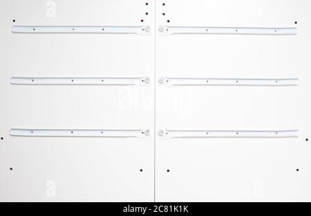 Guide a rulli per l'installazione durante l'assemblaggio di mobili, sfondo, produzione Foto Stock