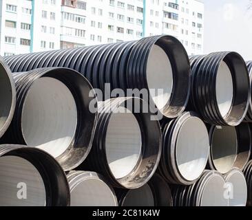 Tubi in plastica di grande diametro per l'alimentazione di acqua e riscaldamento alla casa. Metodo moderno di posa di tubi durevoli, resistenza chimica Foto Stock