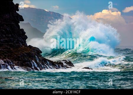 Grandi onde sulla costa di Na Pali delle Isole Hawaiiane; Kauai, Hawaii, Stati Uniti d'America Foto Stock
