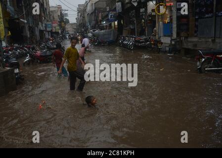 Lahore, Pakistan. 20 luglio 2020. I pendolari pakistani si muovono attraverso una strada allagata dopo il pesante incantesimo pioggia monsone nella capitale provinciale di Lahore. (Foto di Rana Sajid Hussain/Pacific Press) Credit: Pacific Press Agency/Alamy Live News Foto Stock