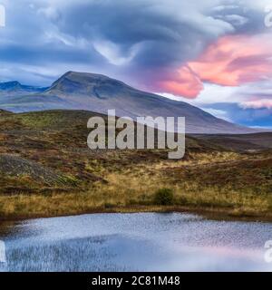 Paesaggio nel nord dell'Islanda con le nuvole rosa incandescenti al tramonto; Hunaping vestra, Regione nordoccidentale, Islanda Foto Stock