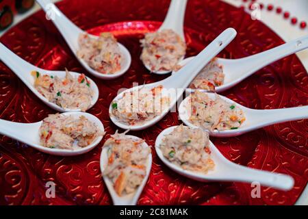 Antipasti di granchio reale serviti in cucchiai di lastra, ad una festa o ad una cena. Foto Stock