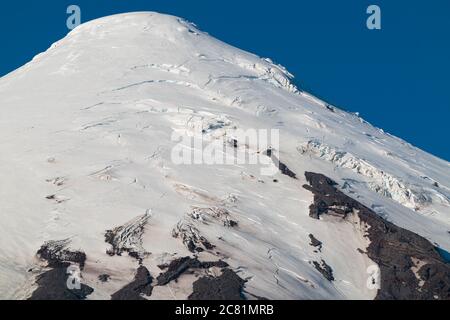 cima del ghiacciaio innevato del vulcano osorno su una giornata limpida e soleggiata Foto Stock
