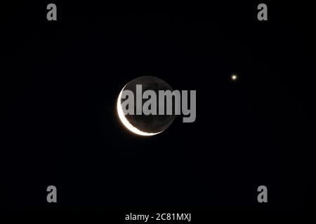 Zoom shot della luna in congiunzione con il pianeta Venere. Evento astronomico Foto Stock