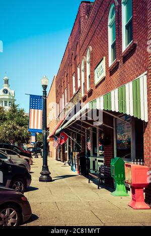 Una vista sul marciapiede del City Cafe situato intorno alla storica piazza della città con il tribunale della contea di Rutherford, nel centro di Murfreesboro, TN, Foto Stock