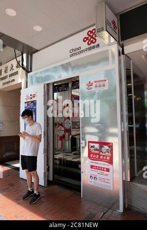 HONG KONG, HONG KONG SAR, CINA: 1 LUGLIO 2020. Varie banche e negozi fortificati per proteggere contro il vandalismo per i loro legami con la Cina. Alcuni sono fatti t Foto Stock