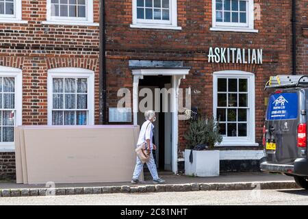 20 luglio 2020. Old Amersham, Buckinghamshire, Regno Unito. La catena di ristoranti ASK Italian e Zizzi ha annunciato 2 giorni fa che stanno chiudendo permanentemente 75 ristoranti a causa della perdita di reddito durante il coronavirus covid-19 pandemic lockdown. Una donna che indossa una maschera cammina davanti a un ristorante italiano ASK mentre sta per essere imbarcata. Foto Stock