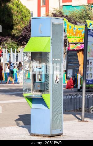 Punta Umbria, Huelva, Spagna - 10 luglio 2020: Chiosco telefonico pubblico lungo una strada del centro città. Uno dei vecchi e inutili telefoni pubblici che rimane in p Foto Stock