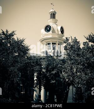 L'imponente tribunale della contea di Rutherford con la sua torre dell'orologio a cupola e la cupola sulla piazza pubblica di Murfreesboro, TN, Stati Uniti Foto Stock