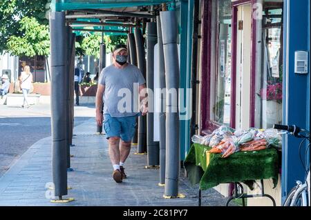 Clonakilty, West Cork, Irlanda. 20 luglio 2020. Oggi è stato il primo giorno di maschera obbligatoria indossando in negozi e negozi, a causa dell'aumento dei casi di Covid-19. Molti acquirenti a Clonakilty indossavano maschere, e altrettanto molti non lo facevano. Credit: Notizie dal vivo di AG/Alamy Foto Stock