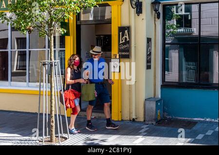 Clonakilty, West Cork, Irlanda. 20 luglio 2020. Oggi è stato il primo giorno di maschera obbligatoria indossando in negozi e negozi, a causa dell'aumento dei casi di Covid-19. Molti acquirenti a Clonakilty indossavano maschere, e altrettanto molti non lo facevano. Credit: Notizie dal vivo di AG/Alamy Foto Stock