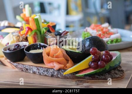 Deliziosa e varia frutta a fette e verdure su un legno scheda Foto Stock