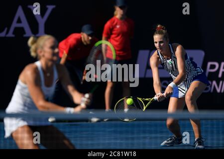 Praga, Repubblica Ceca. 20 luglio 2020. Tereza Martincova, a sinistra, e Kristyna Pliskova della Repubblica Ceca durante il tournée di beneficenza Tipsport Elite Trophy match contro Belinda Bencic della Svizzera e Barbora Strycova della Repubblica Ceca a Praga, Repubblica Ceca, 20 luglio 2020. Credit: Ondrej Deml/CTK Photo/Alamy Live News Foto Stock