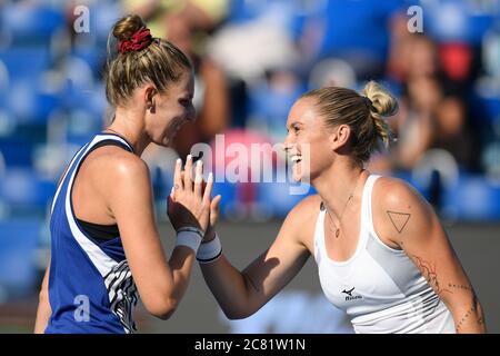 Praga, Repubblica Ceca. 20 luglio 2020. Tereza Martincova, destra, e Kristyna Pliskova della Repubblica Ceca durante il tournée di beneficenza Tipsport Elite Trophy match contro Belinda Bencic della Svizzera e Barbora Strycova della Repubblica Ceca a Praga, Repubblica Ceca, 20 luglio 2020. Credit: Ondrej Deml/CTK Photo/Alamy Live News Foto Stock