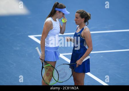 Praga, Repubblica Ceca. 20 luglio 2020. Belinda Bencic della Svizzera, a sinistra, e Barbora Strycova della Repubblica Ceca durante il tournée di beneficenza Tipsport Elite Trophy match contro Kristyna Pliskova e Tereza Martincova della Repubblica Ceca a Praga, Repubblica Ceca, 20 luglio 2020. Credit: Ondrej Deml/CTK Photo/Alamy Live News Foto Stock