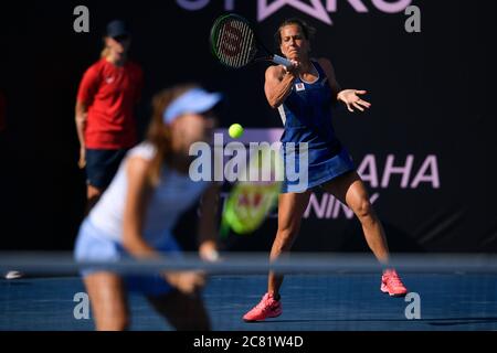 Praga, Repubblica Ceca. 20 luglio 2020. Barbora Strycova della Repubblica Ceca, destra, e Belinda Bencic della Svizzera durante il tournée di beneficenza Tipsport Elite Trophy match contro Kristyna Pliskova e Tereza Martincova della Repubblica Ceca a Praga, Repubblica Ceca, 20 luglio 2020. Credit: Ondrej Deml/CTK Photo/Alamy Live News Foto Stock