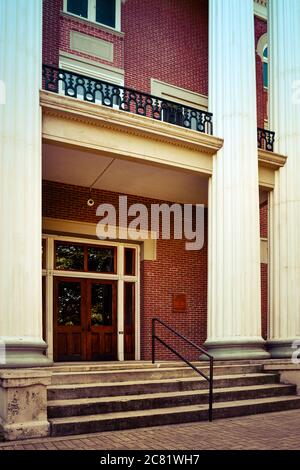 Colonne dell'architettura greca di revival dello storico tribunale della contea di Rutherford a Murfreesboro, TN, USA Foto Stock