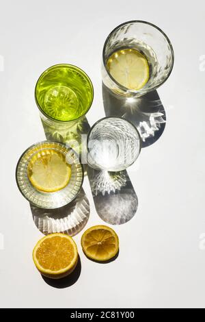 Vetri moderni con ombre e limoni. Estate ancora vita scena Foto Stock