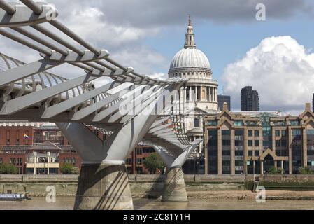 Vista da sotto il ponte del millennio con St Paul's sullo sfondo di Londra Foto Stock