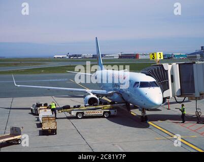 Air Canada Express Aircraft presso l'aeroporto internazionale YYT di St John, St John's, Terranova, Terranova e Labrador, Canada Foto Stock