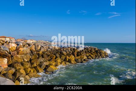 Marina di Pisa, Italia - 14 agosto 2019: Costa marina a Marina di Pisa, località balneare della Toscana Foto Stock