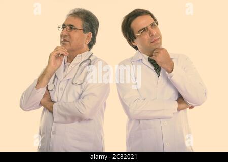 Studio shot di giovani e senior persiano di uomo di pensiero medico Foto Stock