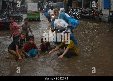 Lahore, Pakistan. 20 luglio 2020. I pendolari pakistani si sono guastati attraverso una strada allagata dopo un pesante incantesimo di pioggia monsone nella capitale provinciale di Lahore, Pakistan, il 20 luglio 2020. (Foto di Rana Sajid Hussain/Pacific Press/Sipa USA) Credit: Sipa USA/Alamy Live News Foto Stock