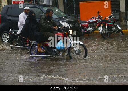 Lahore, Pakistan. 20 luglio 2020. I pendolari pakistani si sono guastati attraverso una strada allagata dopo un pesante incantesimo di pioggia monsone nella capitale provinciale di Lahore, Pakistan, il 20 luglio 2020. (Foto di Rana Sajid Hussain/Pacific Press/Sipa USA) Credit: Sipa USA/Alamy Live News Foto Stock