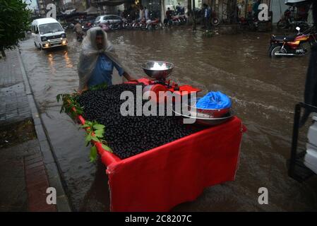 Lahore, Pakistan. 20 luglio 2020. I pendolari pakistani si sono guastati attraverso una strada allagata dopo un pesante incantesimo di pioggia monsone nella capitale provinciale di Lahore, Pakistan, il 20 luglio 2020. (Foto di Rana Sajid Hussain/Pacific Press/Sipa USA) Credit: Sipa USA/Alamy Live News Foto Stock