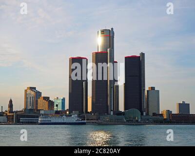 Centro di Detroit, Michigan e sede centrale della GM, visto da Windsor, Ontario, Canada Foto Stock