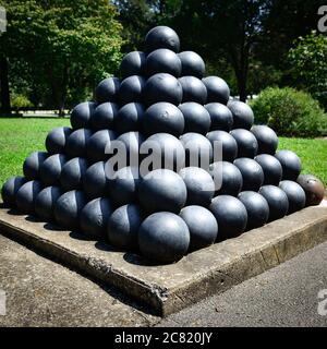 Una piramide di palle di cannone esposta come manufatti della Guerra civile al campo di battaglia nazionale di Stones River a Murfreesboro, Tennessee Foto Stock